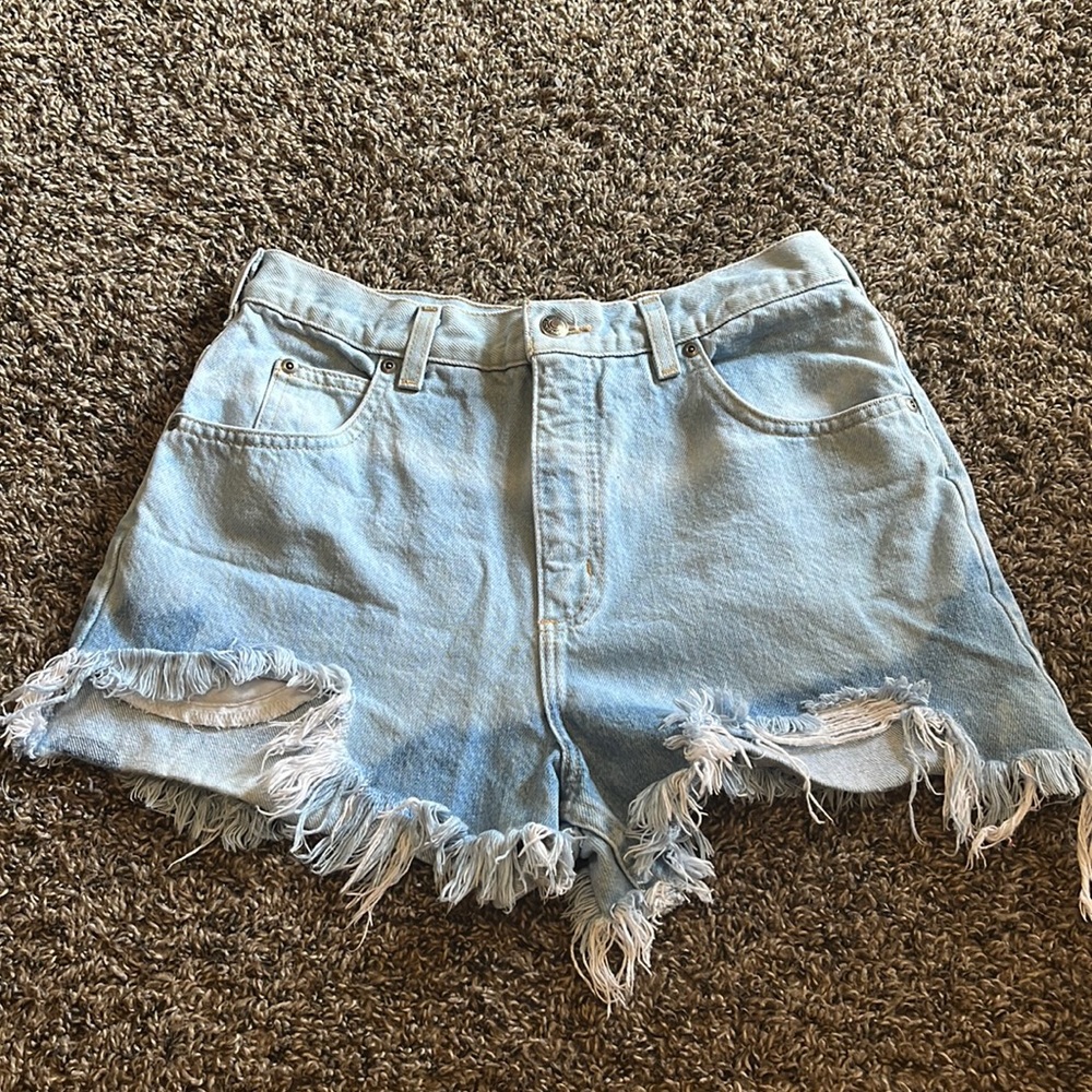 Blue distressed denim shorts with bleaching